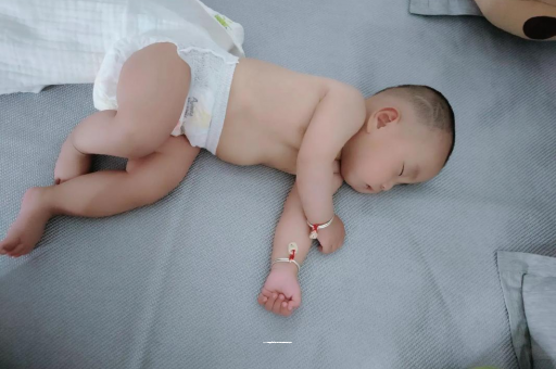 东至三个月宝宝抬头不稳